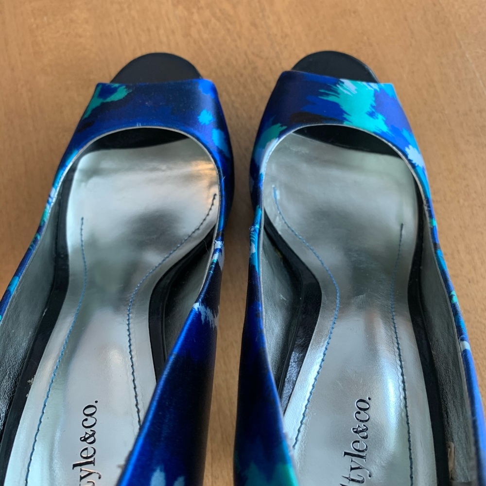 LOVELY 💙💚 Style & Co. Blue/Green/White Abstract Satin High Heels/Pumps 6-6.5! - Picture 11 of 16